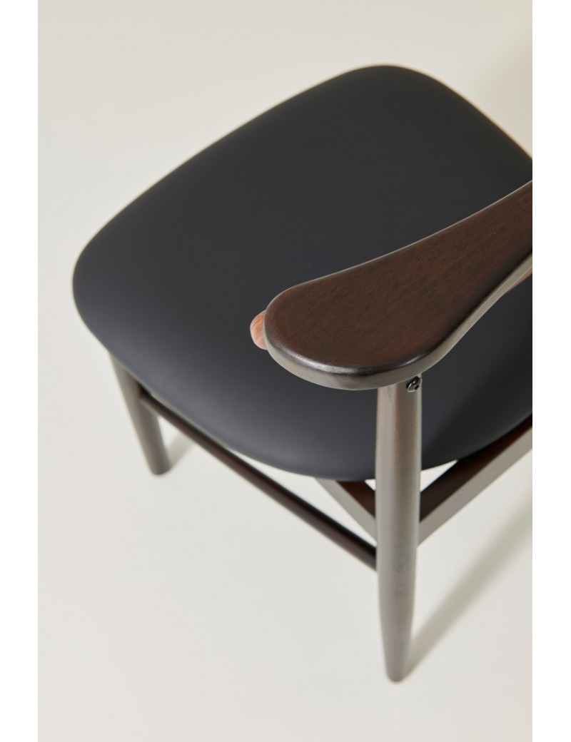 D5027黑色珠光+琥珀褐色餐桌