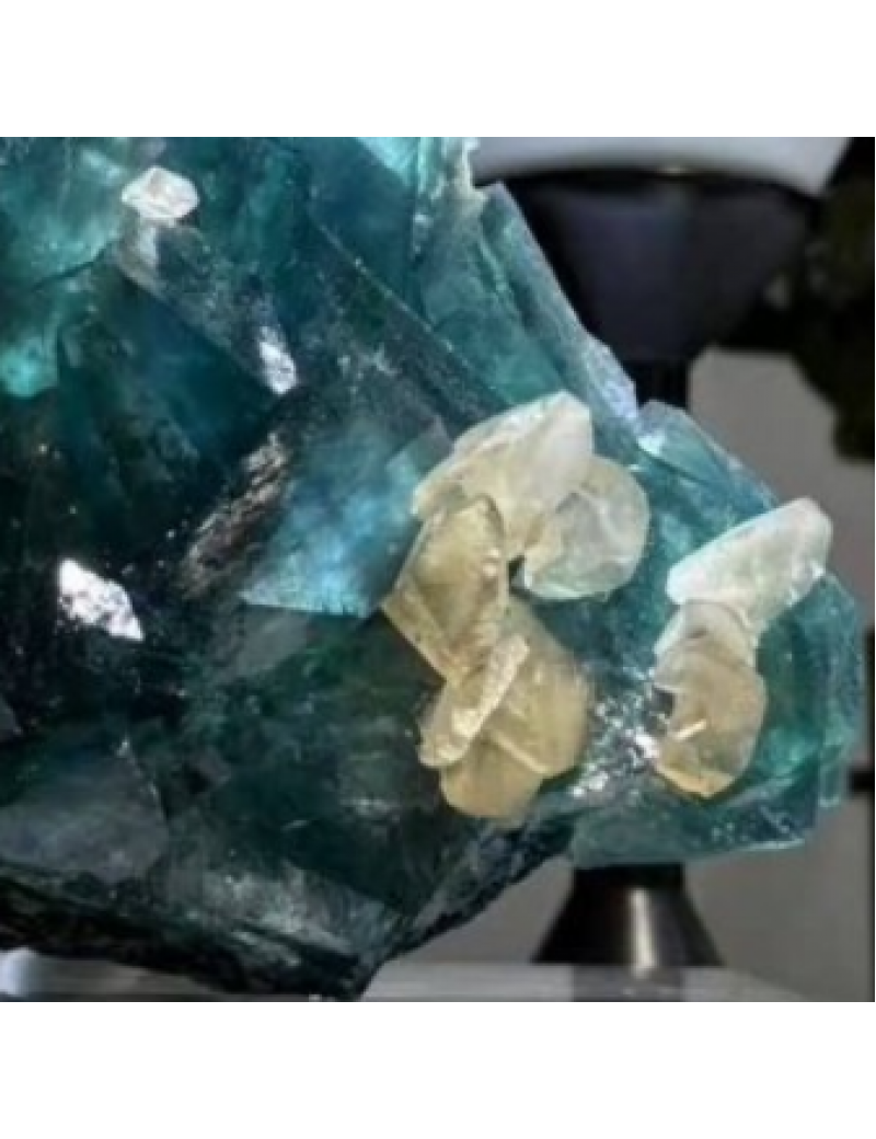 翡翠綠瑩石方解石共生石