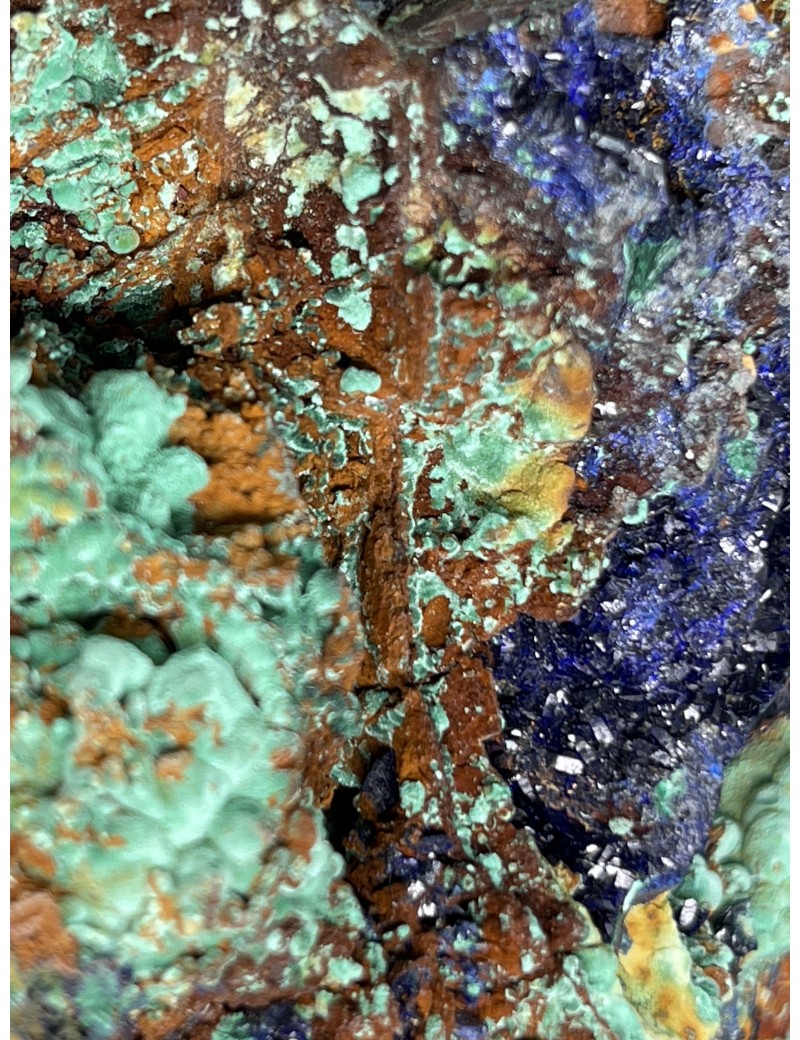 石英基質中的美麗藍銅礦晶體 + 孔雀石晶體 + 黃鐵礦晶體